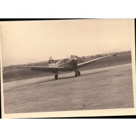 FOTO DI AEROPLANO PASSEGGERI PICCOLO IN AEROPORTO - 1950/60