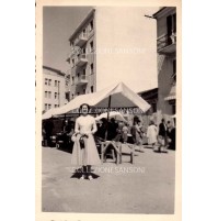 FOTO DI ALASSIO DEL 1930ca - RAGAZZA AL MERCATO -