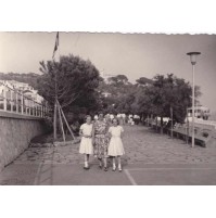 FOTO DI BAMBINE SUL LUNGOMARE DI  CELLE LIGURE SAVONA ANNI '60 19-140