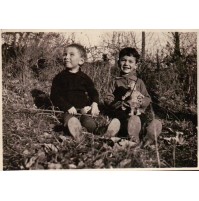 FOTO DI BAMBINI IN CAMPAGNA CON PUPAZZO DI PEZZA - ANNI '40