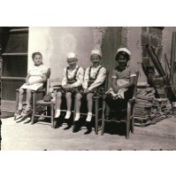 FOTO DI BAMBINI SEDUTI SU SEDIE - 1960ca FOTOGRAFO DI SAVONA