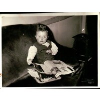 FOTO DI BAMBINO CHE LEGGE IL GIORNALE - 1950ca - TIMBRO A SECCO FOTOGRAFO