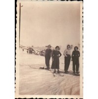 FOTO DI GRUPPO SULLA NEVE IN MONTAGNA SCI SCIATORI SCI DI FONDO 1930ca