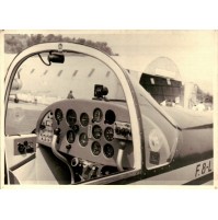 FOTO DI INTERNO CABINA DI PILOTAGGIO AEROPLANO IN AEROPORTO - ANNI '60