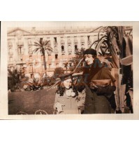 FOTO DI MAMMA E FIGLIA DAVANTI A GRANDE ALBERGO 1930ca C9-97