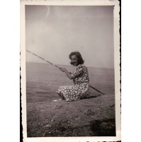 FOTO DI RAGAZZA CHE PESCA IN RIVA AL MARE - ANNI 30