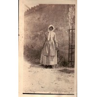 FOTO DI RAGAZZA CON VESTITO A SCACCHI E BERRETTO BIANCO 1920ca