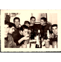 FOTO DI RAGAZZI DURANTE PRANZO - MILITARI ?