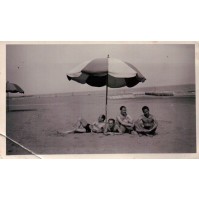 FOTO SIGNORA ANNI '40 AL MARE SOTTO L'OMBRELLONE - 