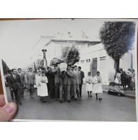 FOTOGRAFIA ANNI 50 - FUNERALE IN CITTA' - PROCESSIONE - 23,5 X 17,5 CM -