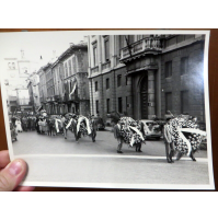 FOTOGRAFIA ANNI 50 - FUNERALE IN CITTA' - PROCESSIONE - 23,5 X 17,5 CM