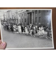 FOTOGRAFIA ANNI 50 - FUNERALE - PROCESSIONE - 23,5 X 17,5 CM /