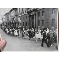 FOTOGRAFIA ANNI 50 - FUNERALE - - PROCESSIONE - 23,5 X 17,5 CM