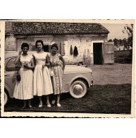 FOTOGRAFIA ANNI '50 - RAGAZZE DAVANTI A VECCHIA AUTOMOBILE - FORSE FIAT 