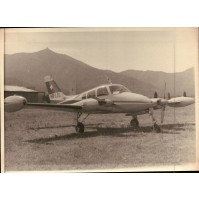 FOTOGRAFIA  ANNI '60 AEROPLANO IN AEROPORTO VILLANOVA D'ALBENGA - 3-203/10