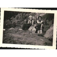 FOTOGRAFIA DEGLI ANNI '30 - COPPIA DI RAGAZZE IN MONTAGNA CON CANE