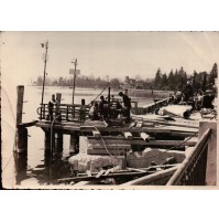 FOTOGRAFIA DEL 1949 - GARDONE RIVIERA - LAVORATORI SUL PONTILE -