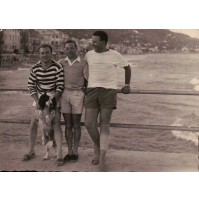 FOTOGRAFIA  DEL 1957 - GRUPPO DI AMICI AD ALASSIO - SUL MOLO CON CANE