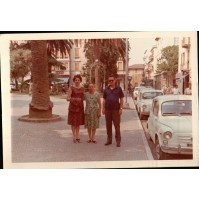 FOTOGRAFIA DEL 1968 - FAMIGLIA IN PIAZZA DEL POPOLO AD ALBENGA - FIAT 600