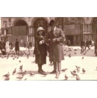 FOTOGRAFIA DI VENEZIA PIAZZA SAN MARCO - COPPIA CHE DA MANGIME AI PICCIONI 1930