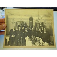 GRANDE FOTO CARTONATA DEL1914 - GRUPPO DI ELEGANTI SIGNORI DURANTE CENA O PRANZO