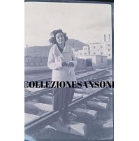 NEGATIVA FOTOGRAFICA ANNI '20 DONNA IN STAZIONE PORTO MAURIZIO IMPERIA -  C7-83