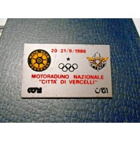 TARGHETTA PIN SPILLA - MOTORADUNO NAZIONALE CITTA' DI VERCELLI 1986